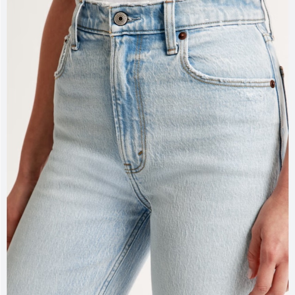 Abercrombie & Fitch The 90s Straight Ultra High Rise Distress Jeans Light Wash